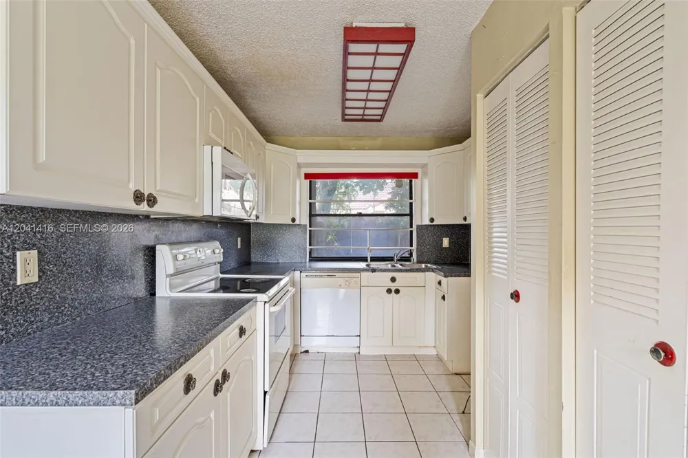 6233 NW 170th Ter Miami, FL 33015