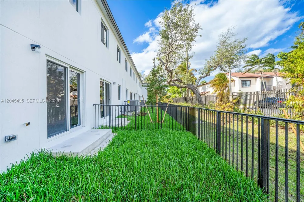 5125 SW 37th St Pembroke Park, FL 33023