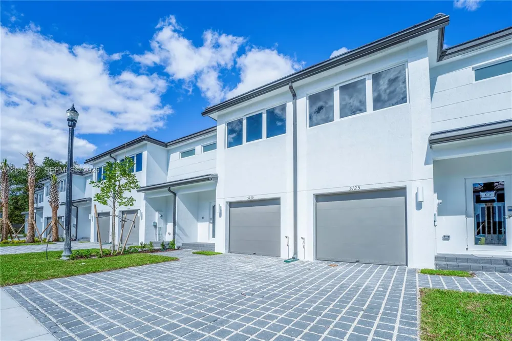 5125 SW 37th St Pembroke Park, FL 33023