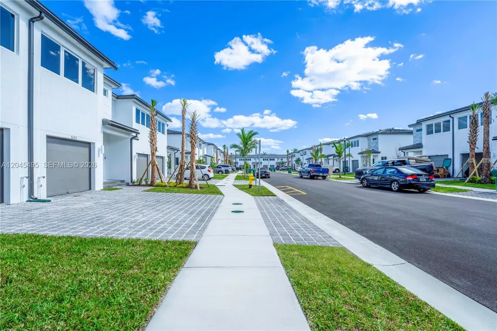 5125 SW 37th St Pembroke Park, FL 33023