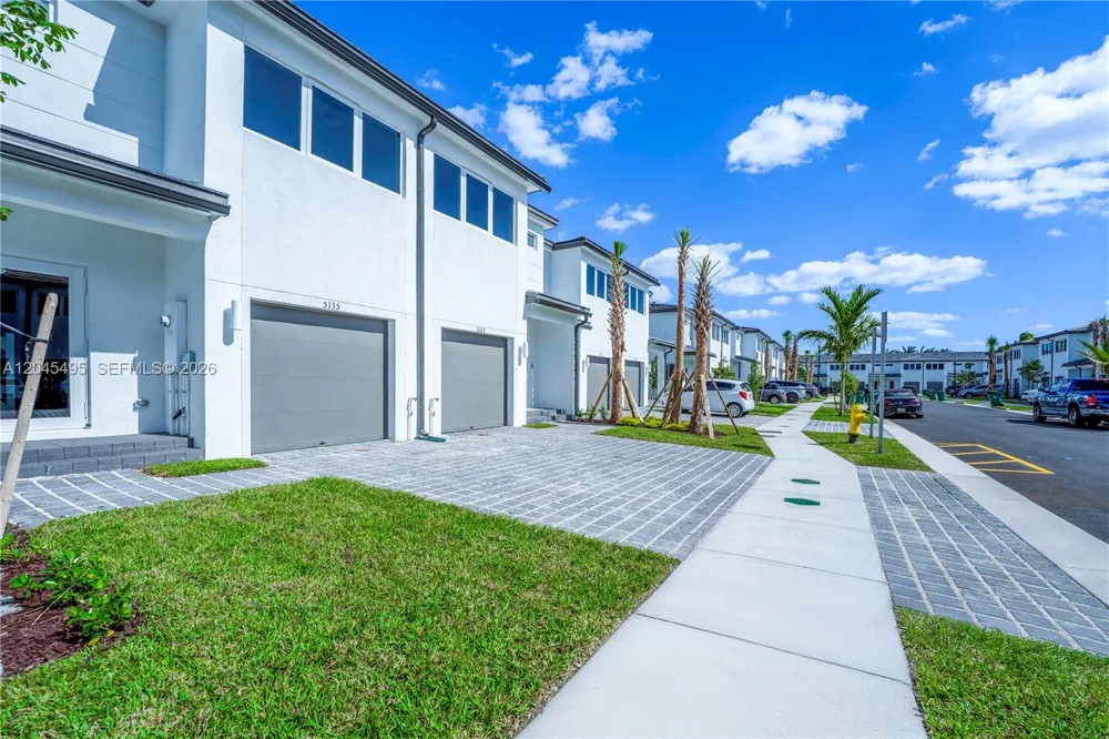 5125 SW 37th St Pembroke Park, FL 33023