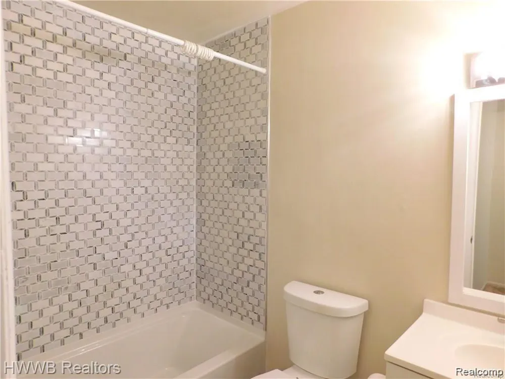 805 PLATE STREET #210 Rochester City, MI 48307