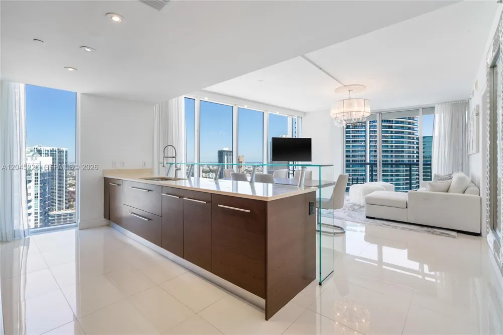 475 Brickell Ave #4315 Miami, FL 33131