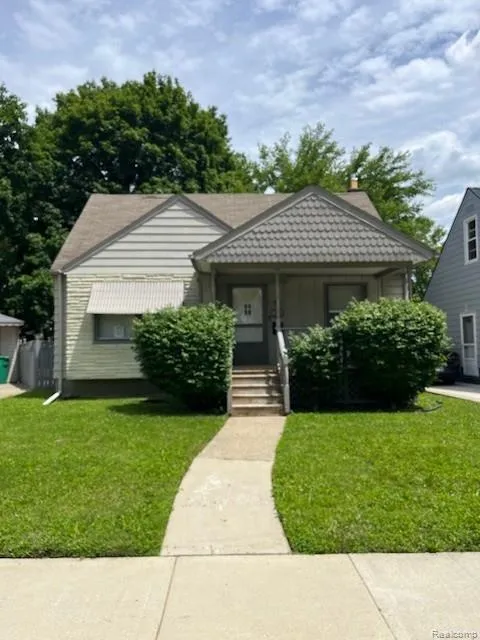 14627 Agnes Avenue Eastpointe City, MI 48021
