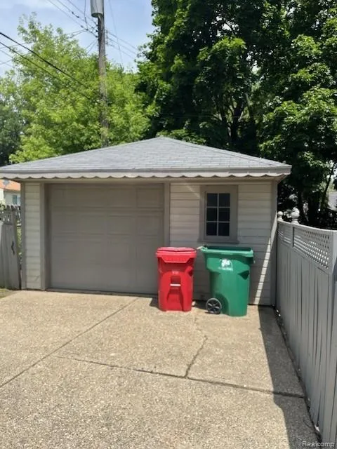 14627 Agnes Avenue Eastpointe City, MI 48021
