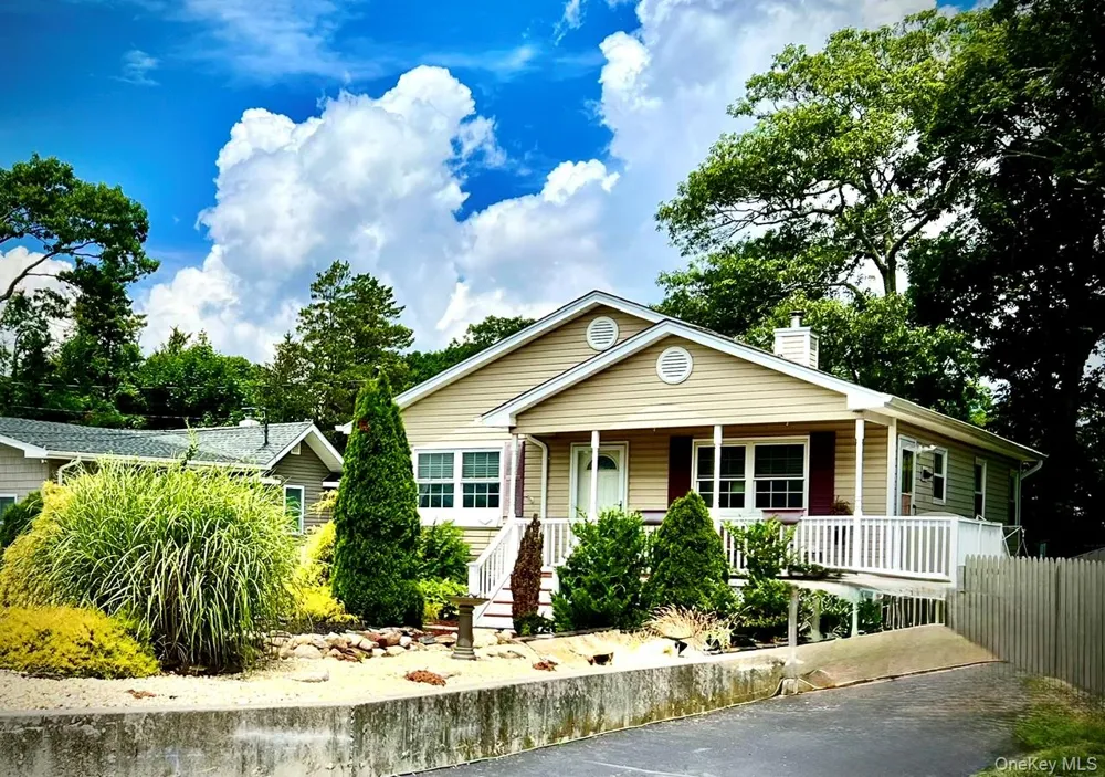 89 Rugby Drive Shirley, NY 11967