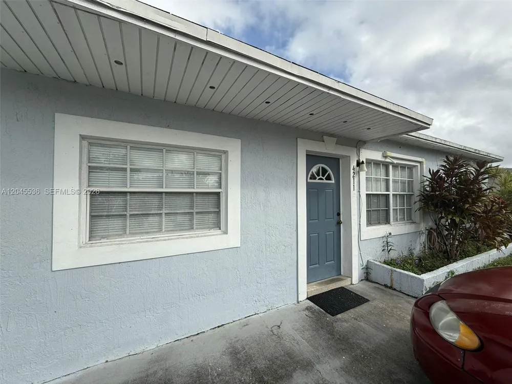 4211 SW 38th St West Park, FL 33023