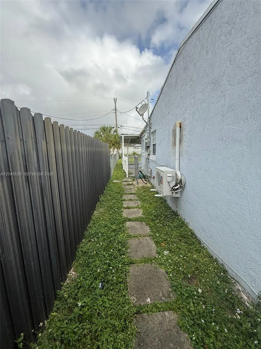 4211 SW 38th St West Park, FL 33023