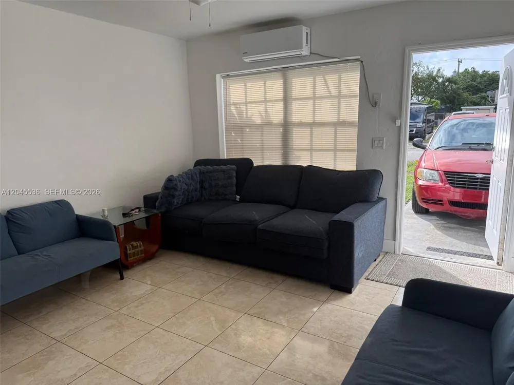 4211 SW 38th St West Park, FL 33023