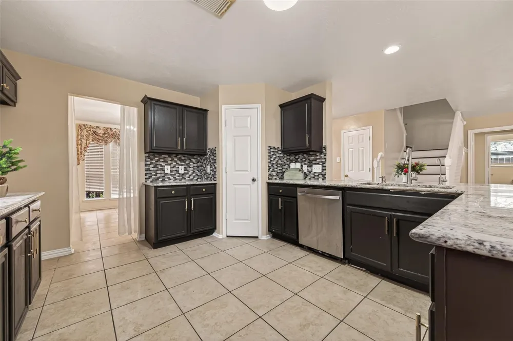 6922 Leaders Crossing Drive Houston, TX 77072