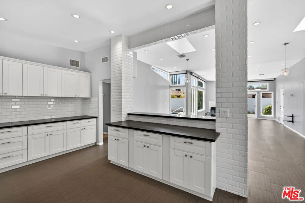 6292 Lubao Avenue Woodland Hills, CA 91367