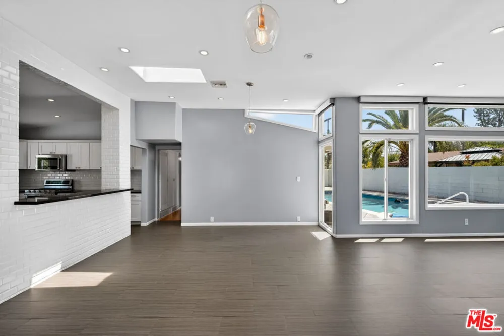 6292 Lubao Avenue Woodland Hills, CA 91367