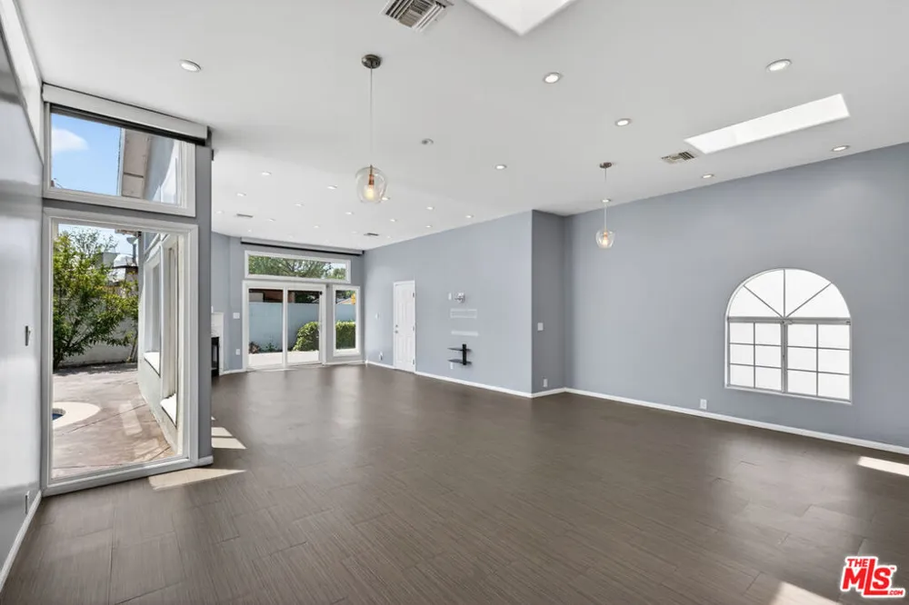 6292 Lubao Avenue Woodland Hills, CA 91367