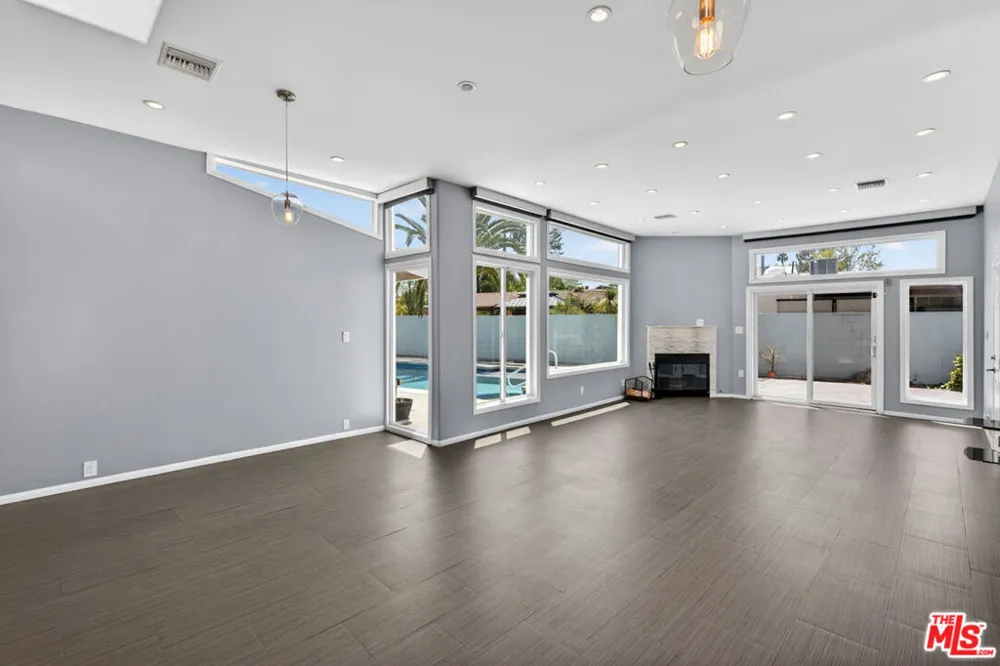 6292 Lubao Avenue Woodland Hills, CA 91367