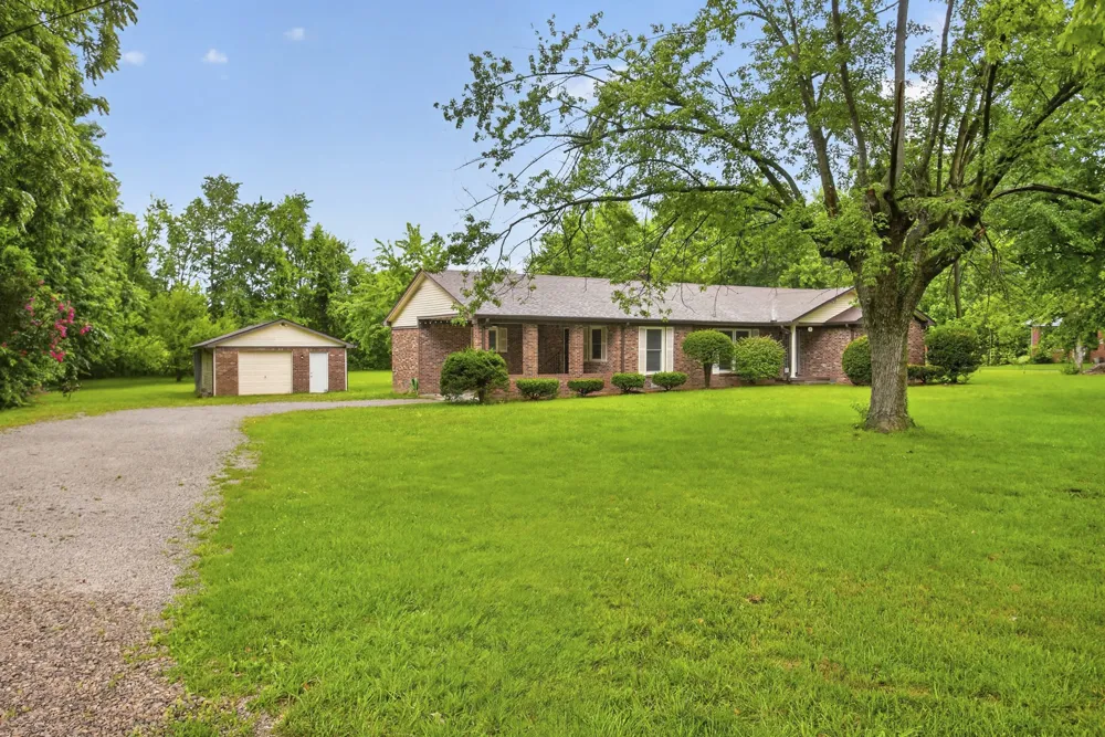 647 52 E Highway E Portland, TN 37148