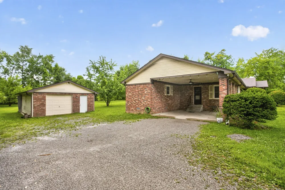 647 52 E Highway E Portland, TN 37148