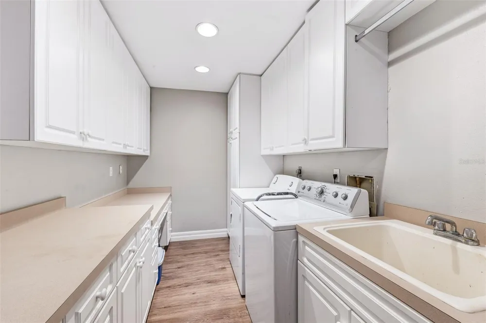 7565 CASTLE DRIVE Sarasota, FL 34240