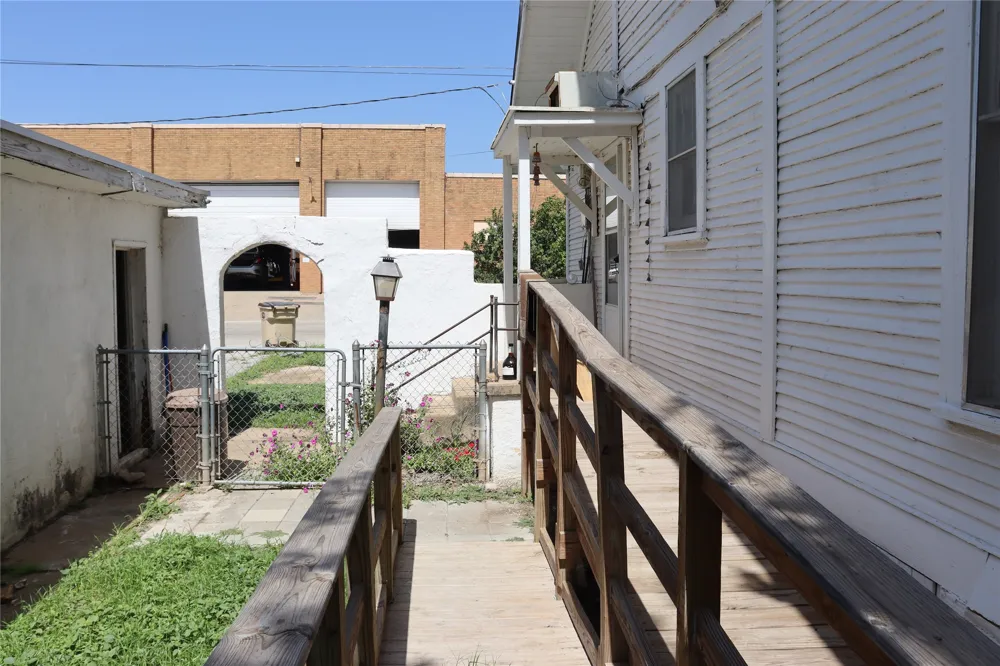 300 E Grand Avenue Comanche, TX 76442