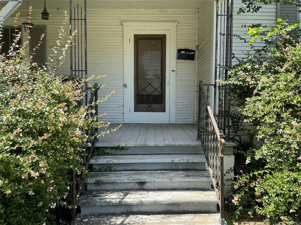 300 E Grand Avenue Comanche, TX 76442