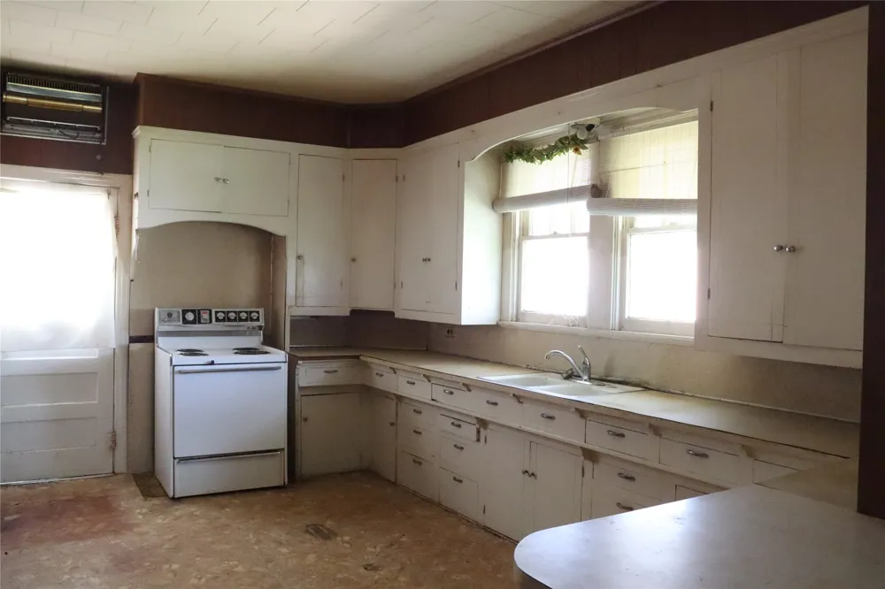 300 E Grand Avenue Comanche, TX 76442