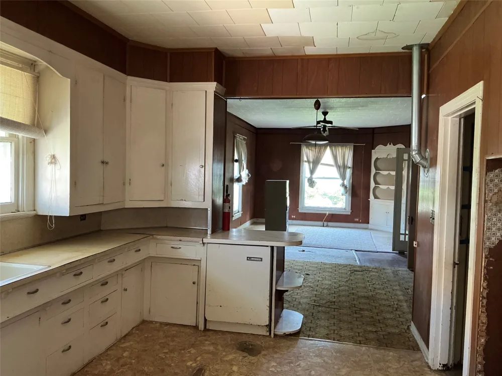 300 E Grand Avenue Comanche, TX 76442