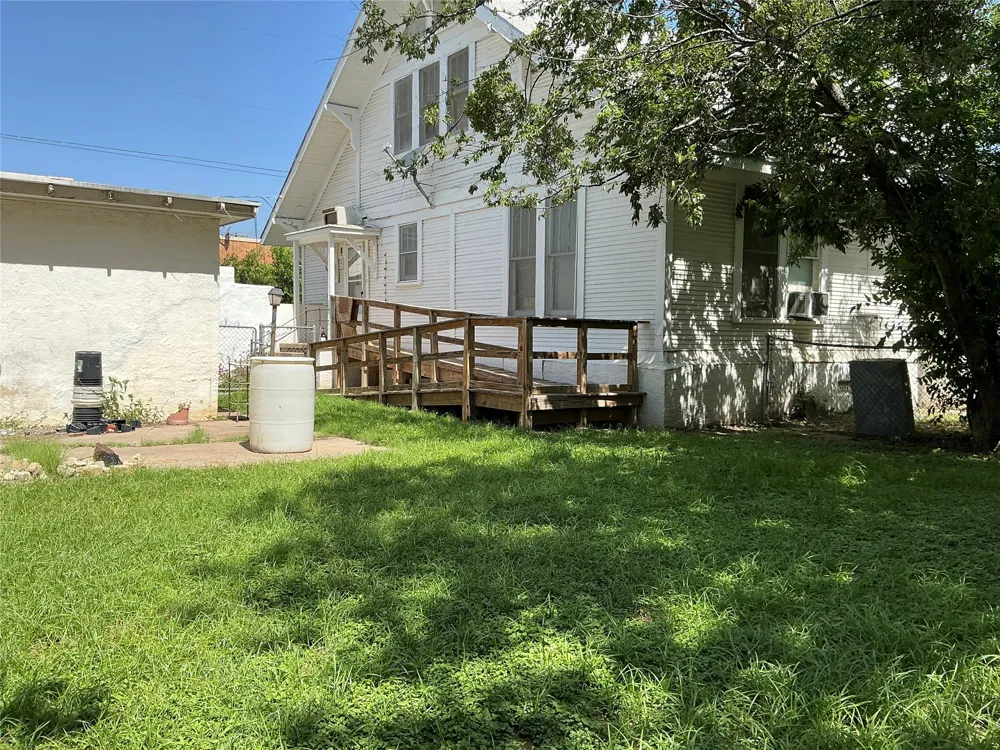 300 E Grand Avenue Comanche, TX 76442