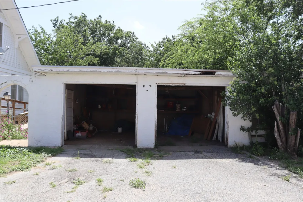 300 E Grand Avenue Comanche, TX 76442