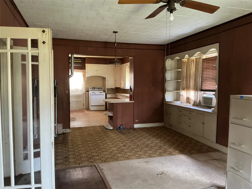 300 E Grand Avenue Comanche, TX 76442