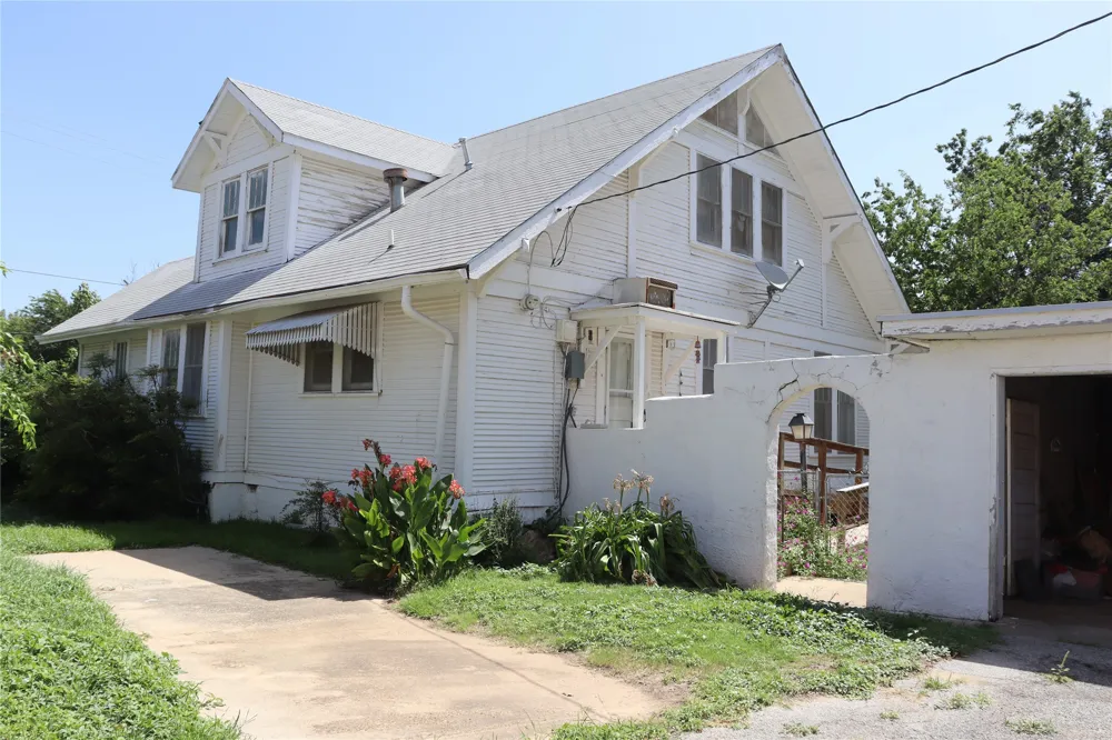 300 E Grand Avenue Comanche, TX 76442
