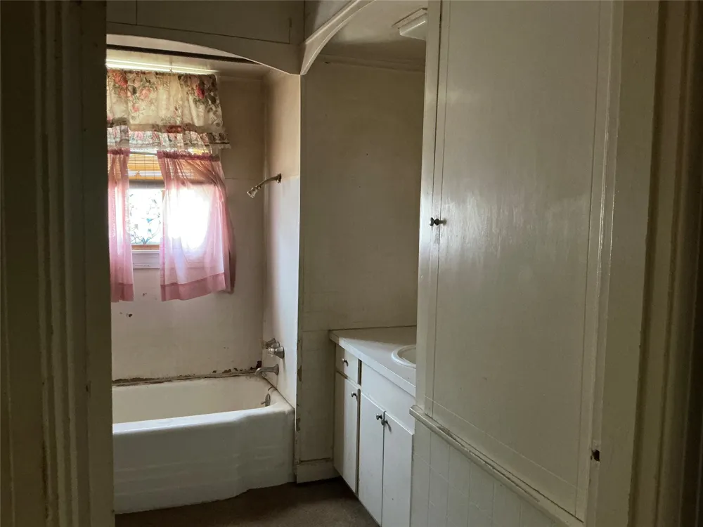 300 E Grand Avenue Comanche, TX 76442