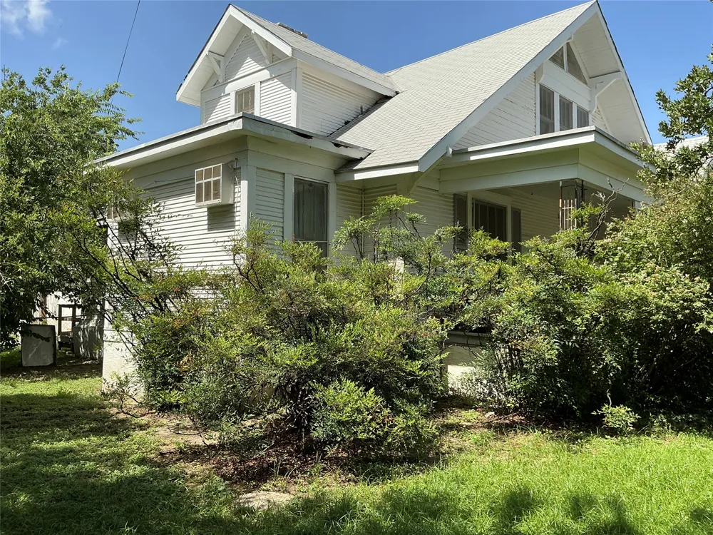 300 E Grand Avenue Comanche, TX 76442