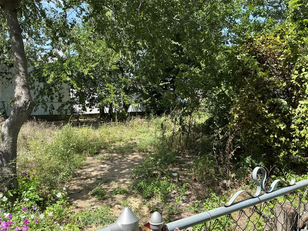 300 E Grand Avenue Comanche, TX 76442