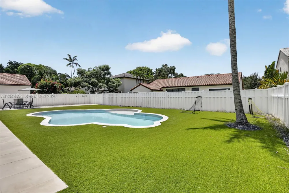 10746 Charleston Pl Cooper City, FL 33026