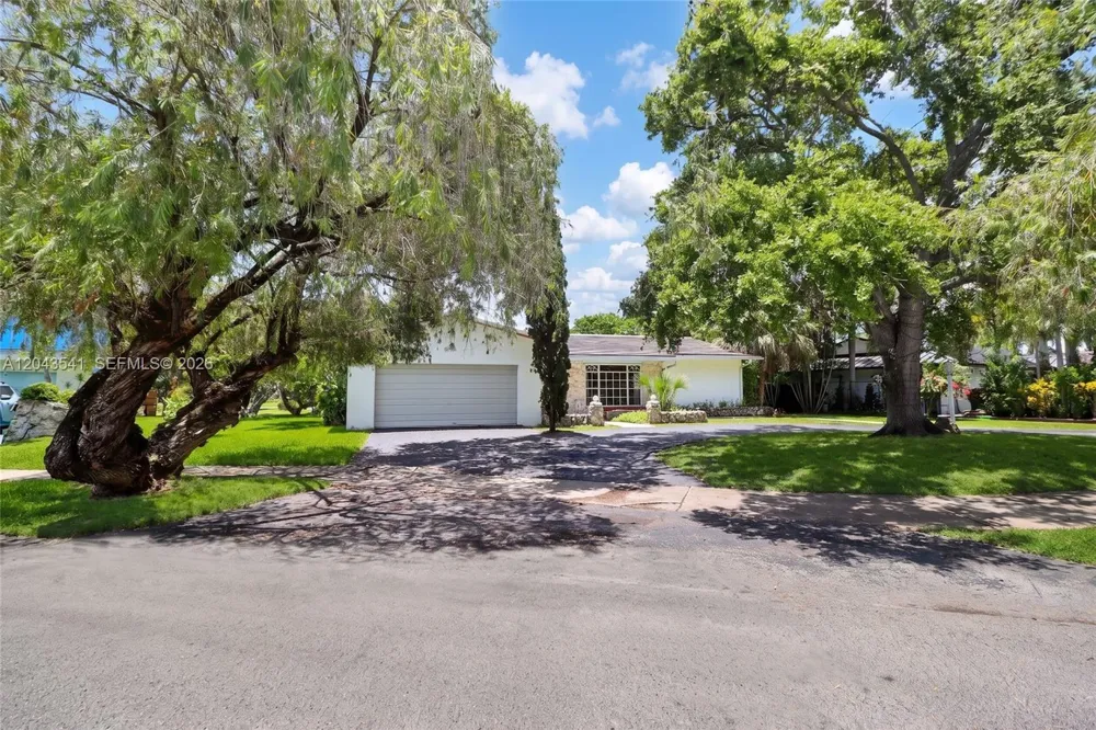 9720 Palmetto Club Ln W Miami, FL 33157