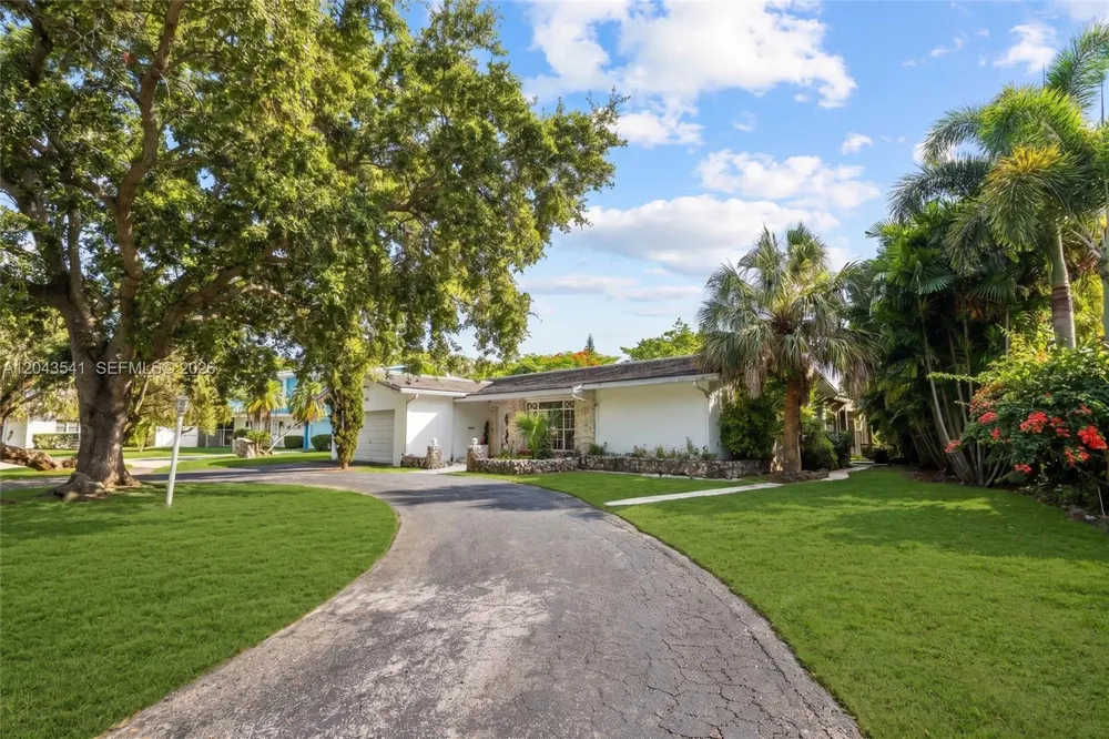 9720 Palmetto Club Ln W Miami, FL 33157