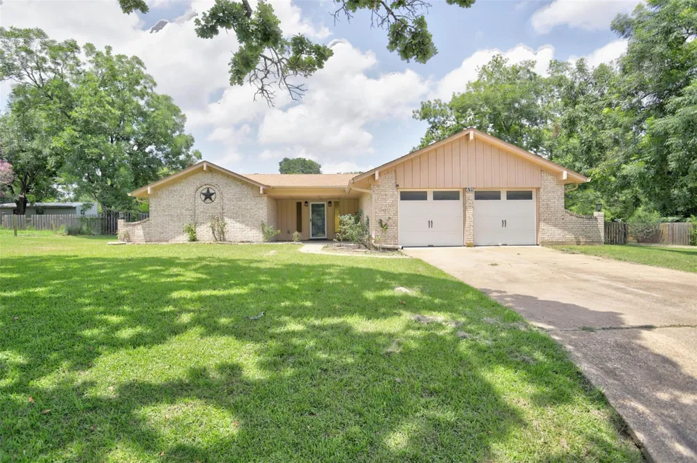 635 W Church St Centerville, TX 75833