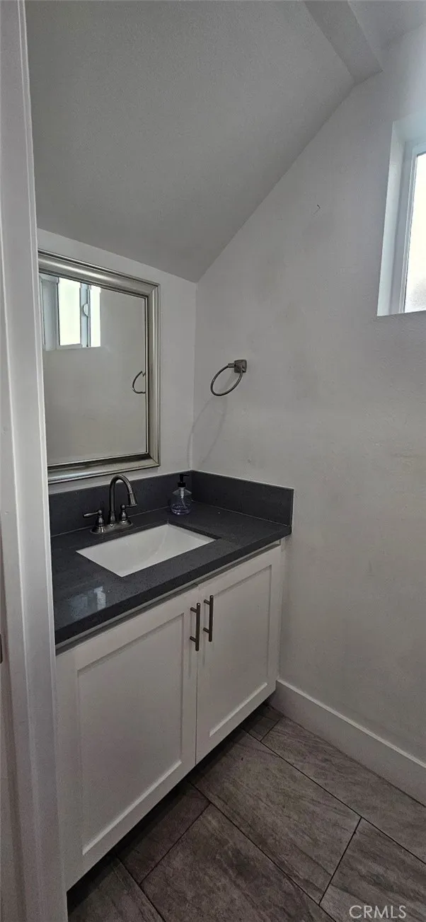 1662 E 60th Los Angeles, CA 90001