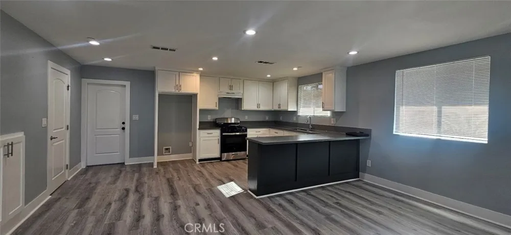 1662 E 60th Los Angeles, CA 90001