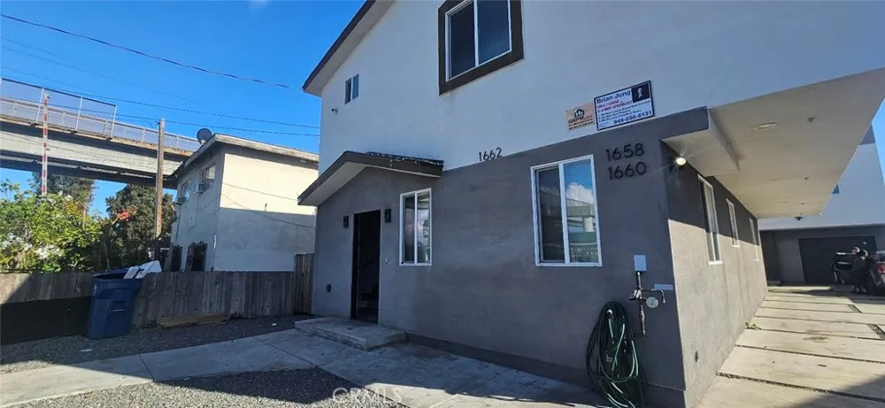 1662 E 60th Los Angeles, CA 90001