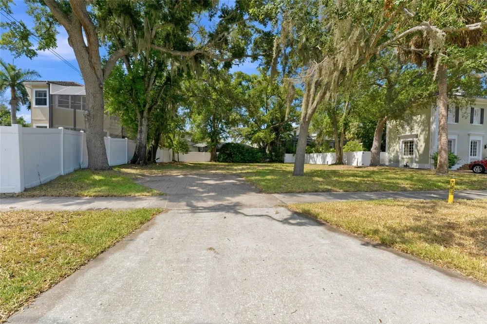 5010 W AZEELE STREET Tampa, FL 33609