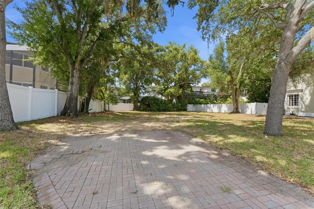 5010 W AZEELE STREET Tampa, FL 33609
