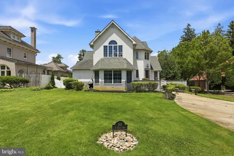 261 E KINGS HIGHWAY