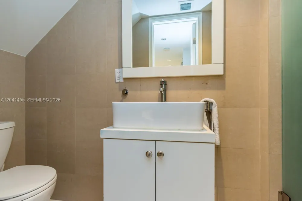 425 Grapetree Dr #206 Key Biscayne, FL 33149