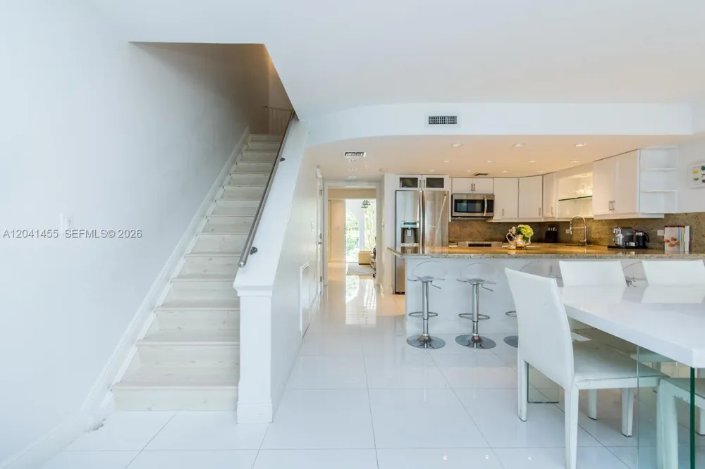 425 Grapetree Dr #206 Key Biscayne, FL 33149