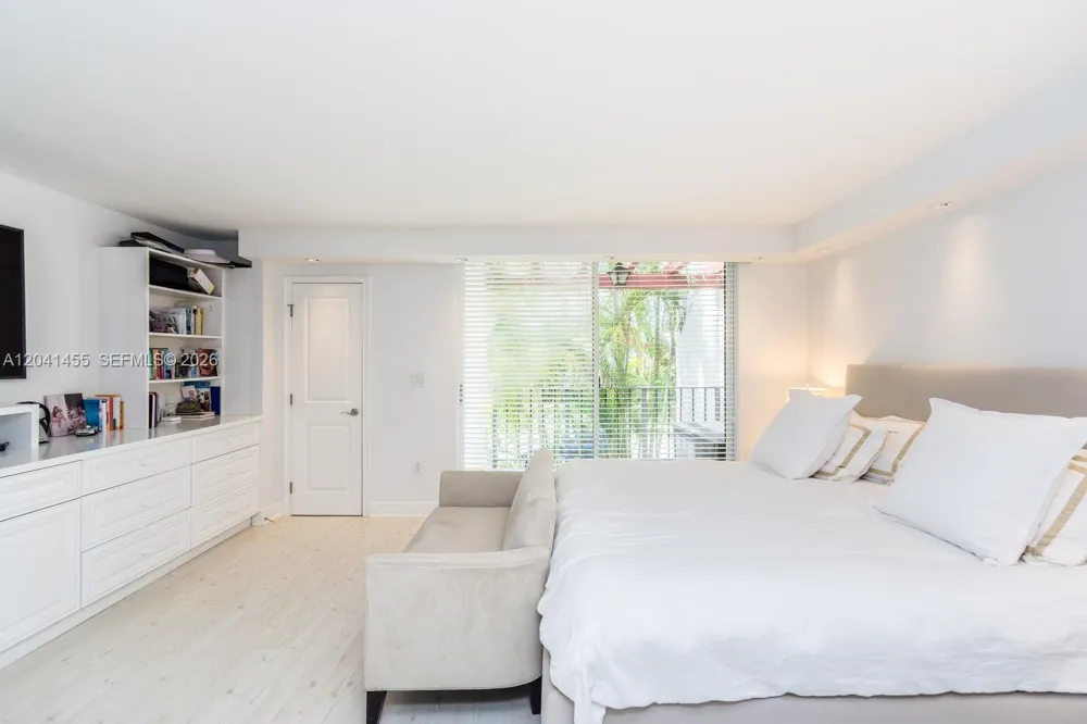 425 Grapetree Dr #206 Key Biscayne, FL 33149
