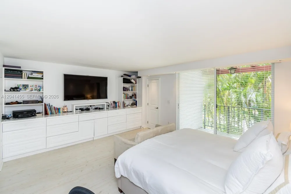 425 Grapetree Dr #206 Key Biscayne, FL 33149