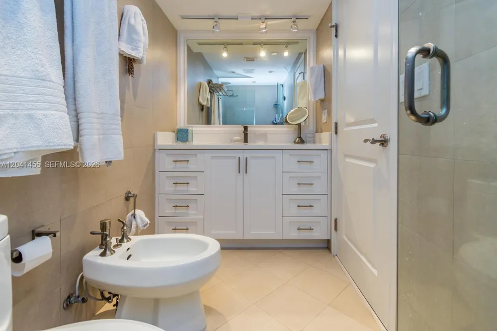 425 Grapetree Dr #206 Key Biscayne, FL 33149