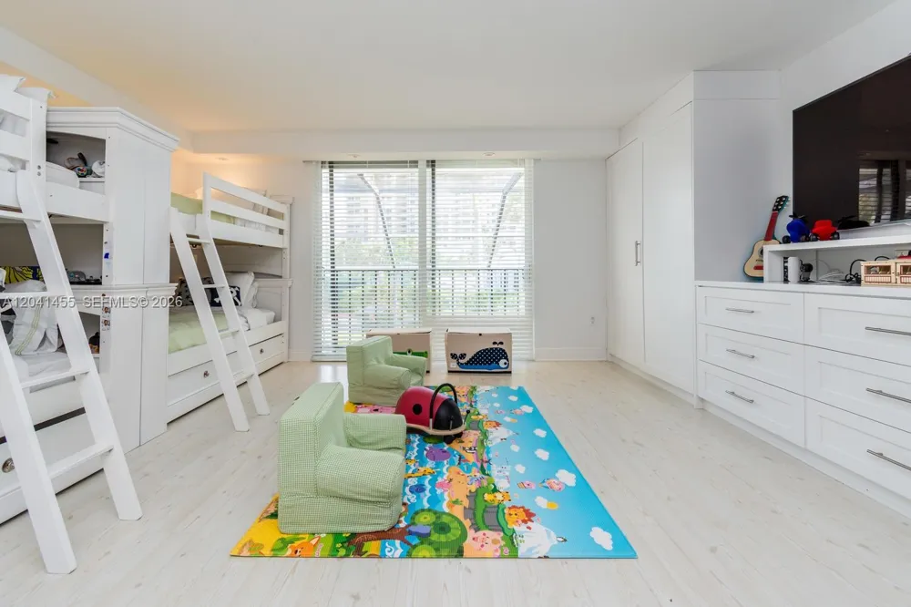 425 Grapetree Dr #206 Key Biscayne, FL 33149