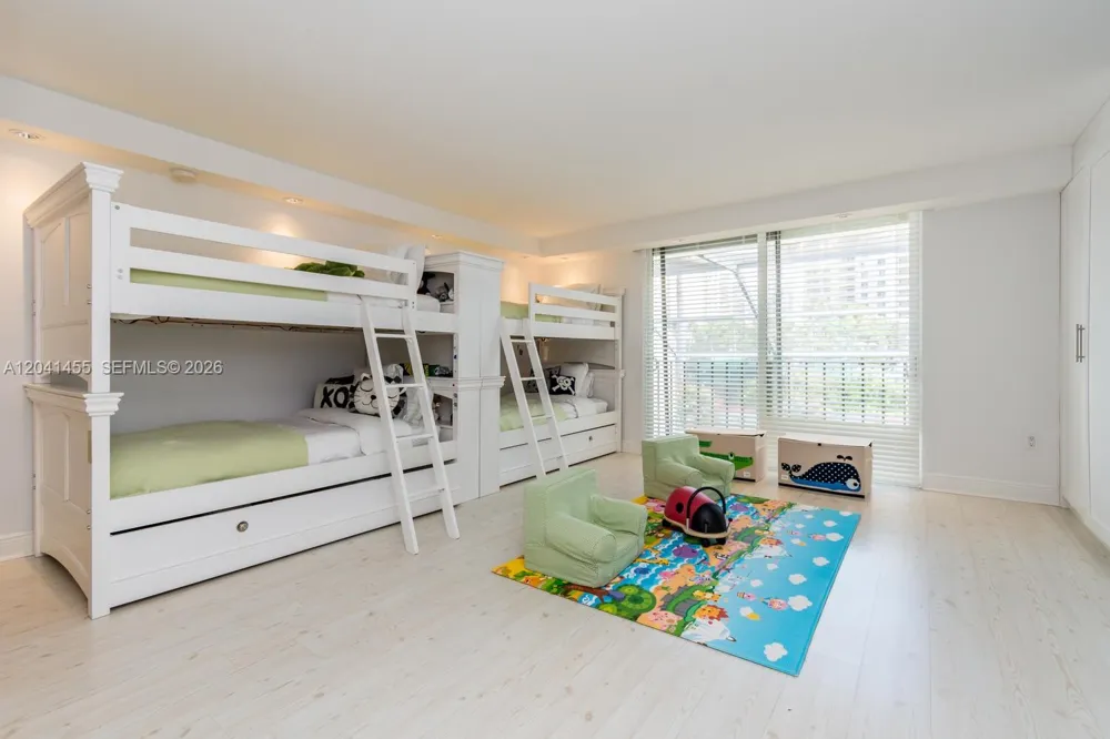 425 Grapetree Dr #206 Key Biscayne, FL 33149