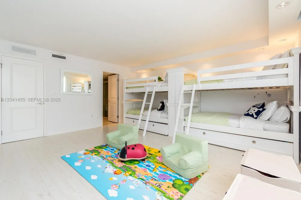 425 Grapetree Dr #206 Key Biscayne, FL 33149